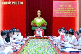 Bí thư Tỉnh ủy Đặng Xuân Phong và Tổ công tác số 1 chỉ đạo, duyệt Văn kiện Đại hội Đảng bộ trực thuộc, Đảng bộ các xã, phường