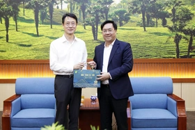 Chủ tịch UBND tỉnh Trần Duy Đông làm việc với lãnh đạo Công ty TNHH Phát triển Phú Mỹ Hưng