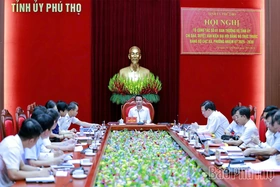 Bí thư Tỉnh ủy Đặng Xuân Phong và Tổ công tác số 1 chỉ đạo, duyệt văn kiện Đại hội Đảng bộ các xã