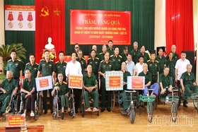 Thượng tướng Phùng Sĩ Tấn thăm, tặng quà Trung tâm Điều dưỡng người có công tỉnh