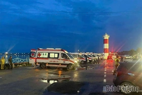 Lật tàu du lịch tại Quảng Ninh, đến 19h30 đã cứu sống 10 người