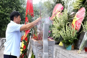 Đoàn công tác của Ban Nội chính Trung ương dâng hương tưởng niệm các Anh hùng Liệt sĩ