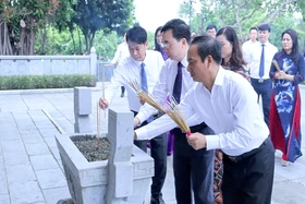 Dâng hương tưởng niệm các Anh hùng liệt sĩ