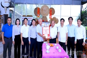 Đồng chí Bùi Đức Hinh - Phó Bí thư Tỉnh ủy, Chủ tịch Uỷ ban MTTQ tỉnh thăm, tặng quà gia đình người có công tại xã Cao Phong