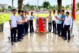 Gắn biển công trình Sân vận động chào mừng Đại hội Đảng các cấp