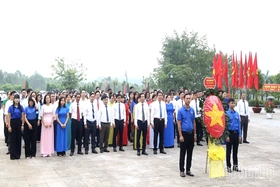 Trường Cao đẳng nghề Phú Thọ dâng hương tri ân các anh hùng liệt sĩ