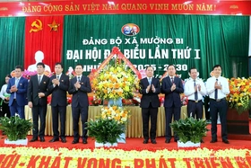 Phó Bí thư Thường trực Tỉnh ủy Nguyễn Phi Long dự và chỉ đạo Đại hội Đảng bộ xã Mường Bi