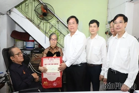 Chairman of the Provincial People’s Committee Tran Duy Dong visits and presents gifts to policy-beneficiary families in Vinh Yen Ward