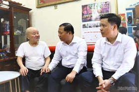 Phó Bí thư Thường trực Tỉnh ủy Nguyễn Phi Long thăm, tặng quà gia đình người có công tại phường Hòa Bình