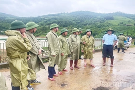 Phó Chủ tịch UBND tỉnh Đinh Công Sứ kiểm tra, đôn đốc công tác ứng phó với bão số 3 tại các xã Cao Dương, Liên Sơn và Lương Sơn