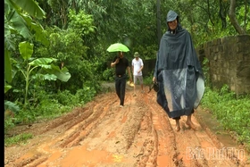 Con đường xuống cấp người dân mỏi mòn chờ đợi ‘‘làm đường’’