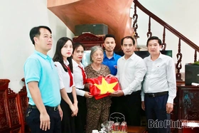 Trao tặng di ảnh phục dựng cho gia đình liệt sĩ