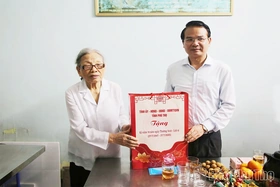 Provincial Party Secretary Dang Xuan Phong visits and presents gifts to meritorious individuals and families