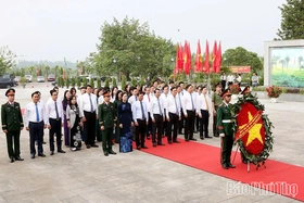 Đoàn đại biểu lãnh đạo tỉnh dâng hương tưởng nhớ các Anh hùng Liệt sĩ nhân kỷ niệm 78 năm Ngày Thương binh - Liệt sĩ
