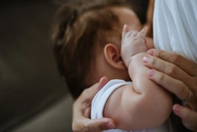 Cho trẻ dưới 6 tháng tuổi uống nước bao nhiêu là đủ?