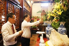 Đảng uỷ các cơ quan Đảng tỉnh dâng hương tri ân công đức các Vua Hùng và các Anh hùng liệt sĩ