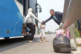 Hiểm họa khôn lường từ những “bến xe” tự phát trên đường cao tốc