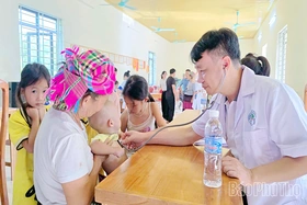 Khám bệnh, tư vấn sức khỏe, cấp thuốc miễn phí cho người cao tuổi, trẻ em tại xã Thu Cúc