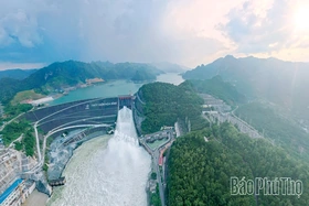 Đóng 1 cửa xả đáy Hồ thủy điện Hòa Bình