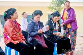 “Thắp chữ” giữa lưng chừng núi