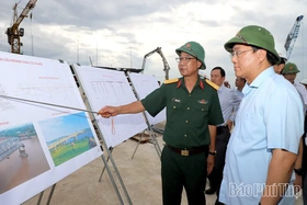 Chủ tịch UBND tỉnh Trần Duy Đông kiểm tra tiến độ thi công cầu Phong Châu