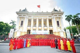 Gần 500 người mặc áo dài tạo hình “Lá cờ Tổ quốc” khổng lồ