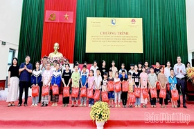 Tặng 150 suất quà cho trẻ em có hoàn cảnh đặc biệt khó khăn xã Nhân Nghĩa