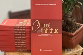 Ra mắt cuốn sách “Chia sẻ và thức tỉnh” - Hành trình truyền thông nhân văn kết nối cộng đồng bằng nghệ thuật thị giác