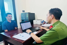 Giao xe máy cho con gây tai nạn chết người, cả hai cha con bị khởi tố