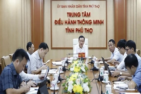 Phó Chủ tịch UBND tỉnh Quách Tất Liêm nghe báo cáo công tác triển khai đầu tư Dự án đầu tư xây dựng đường Hòa Lạc - Hòa Bình