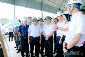 Thứ trưởng Bộ Xây dựng làm việc về Dự án đầu tư xây dựng tuyến đường sắt Lào Cai - Hà Nội - Hải Phòng