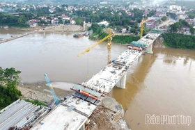 Thi công ngày đêm, phấn đấu hợp long cầu Phong Châu vào dịp Quốc khánh mùng 2/9