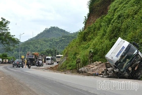 Hai xe tải mất lái tại dốc Cun, may mắn không thiệt hại về người