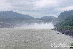 Đóng 1 cửa xả đáy hồ thủy điện Hòa Bình vào lúc 18h00’ hôm nay 18/8