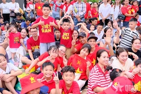 Biển người rực đỏ sắc cờ, háo hức chờ xem tổng hợp luyện diễu binh, diễu hành lần thứ hai