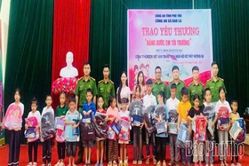 Tặng quà cho học sinh có hoàn cảnh khó khăn xã Bao La