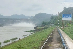 Đảm bảo an toàn khi đóng nốt 1 cửa xả đáy hồ thủy điện Hòa Bình