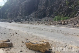 Xử lý bước 1 các điểm sạt lở đất, đá trên tuyến đường 435, đảm bảo lưu thông