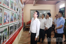 Bí thư Tỉnh ủy Đặng Xuân Phong thăm, tặng quà Khu căn cứ Cách mạng Cao Phong - Thạch Yên và cán bộ tiền khởi nghĩa phường Hòa Bình