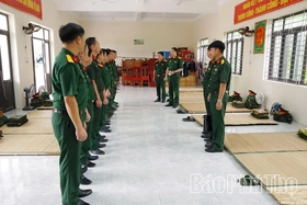 Thăm, động viên lực lượng phục vụ, bảo đảm an ninh cho Khối diễu binh Lào và Campuchia