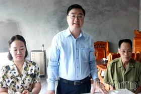 Bàn giao nhà tình nghĩa cho gia đình có công với cách mạng tại xã Tân Sơn