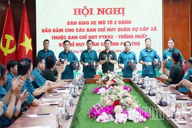 Bàn giao mô tô cho lực lượng quân sự cấp xã