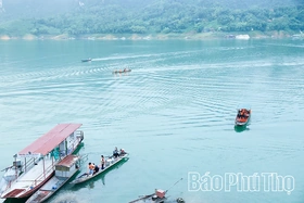 Gian nan “gánh chữ” qua sông