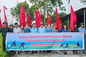 Phú Khê tưng bừng ra quân vệ sinh môi trường