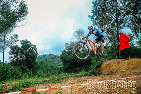 Vượt giông bão, xe đạp địa hình tranh tài hấp dẫn