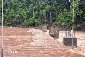 Bão số 5 đã vào đất liền khu vực Nghệ An-Hà Tĩnh, gió giật cấp 13