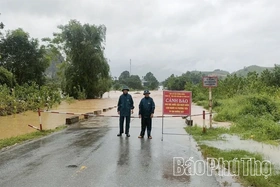 Kiên quyết không cho người và phương tiện qua ngầm tràn khi nước lũ dâng cao