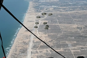 Singapore thả gần 15 tấn hàng viện trợ nhân đạo xuống Dải Gaza