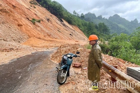 Mưa lớn gây sạt lở trên tuyến đường 433, cô lập nhiều xã ở vùng cao