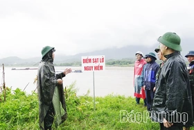 Kiểm tra, đánh giá tình hình sạt lở khu vực hạ lưu sông Đà